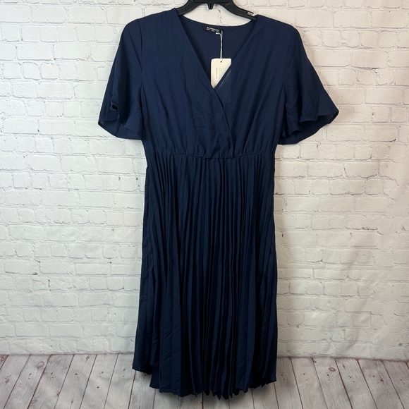 BloomChic Elegant Navy Pleated Skirt Midi Dress Size Medium 10 - Picture 2 of 7